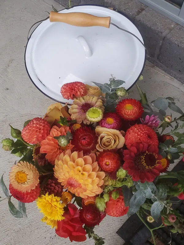 Autumn posy in glass vase - Image 5