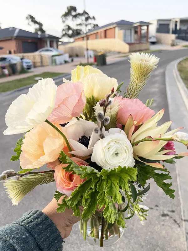 Spring posy in glass vase - Image 14