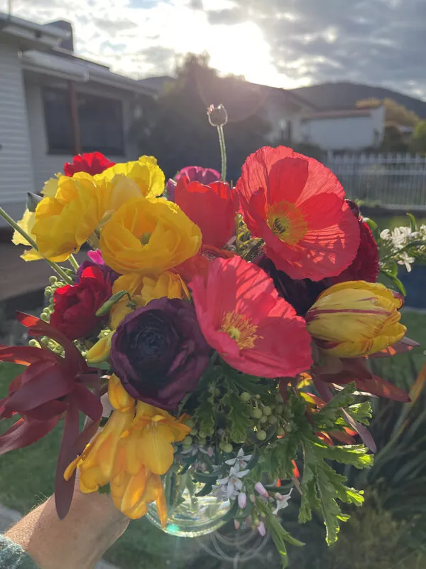 Spring posy in glass vase - Image 4