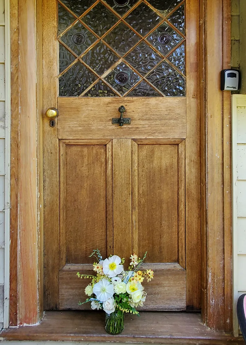 Summer posy in glass vase - Image 3