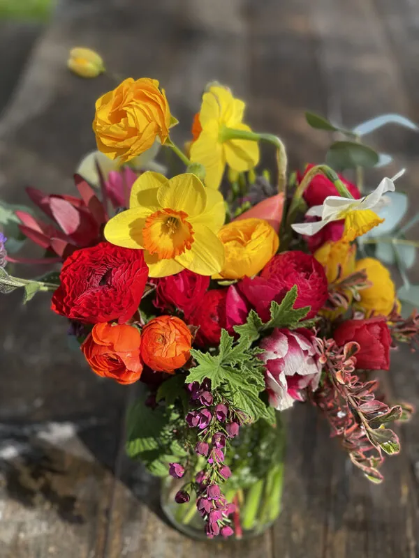 Spring posy in glass vase - Image 2