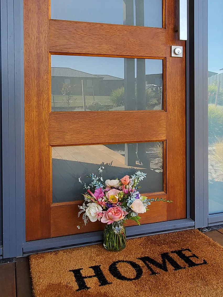 Summer posy in glass vase - Image 4