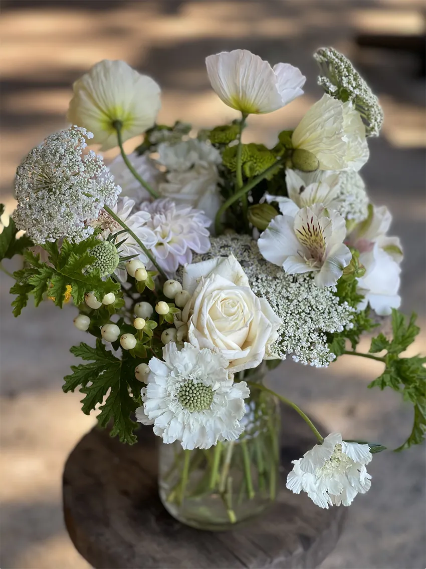 Summer posy in glass vase - Image 5