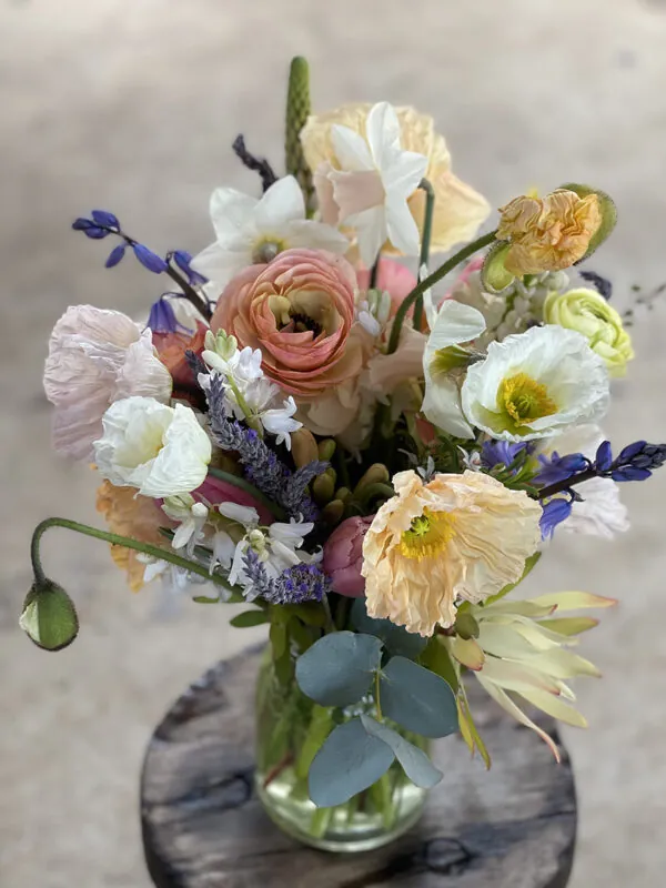 Spring posy in glass vase - Image 3