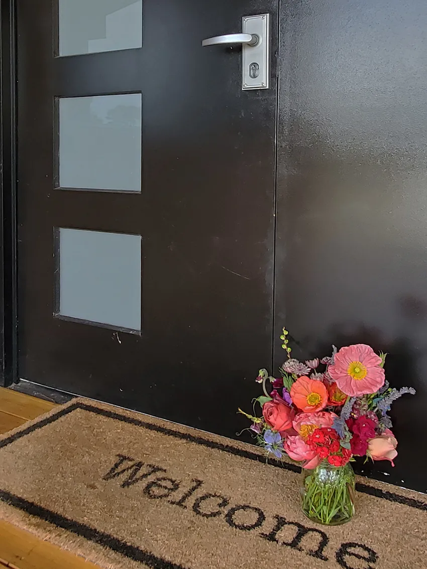 Summer posy in glass vase - Image 10