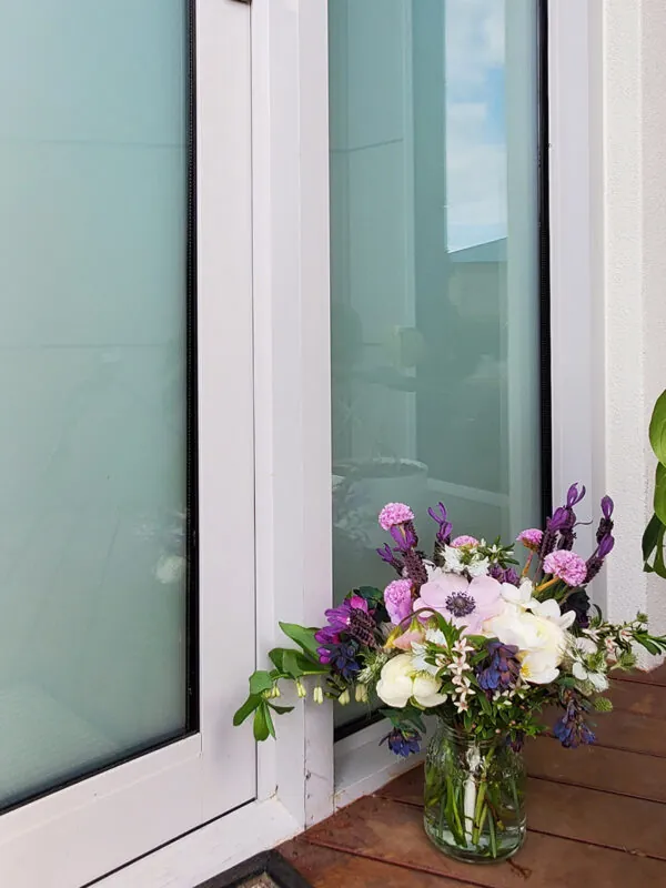 Spring posy in glass vase - Image 6