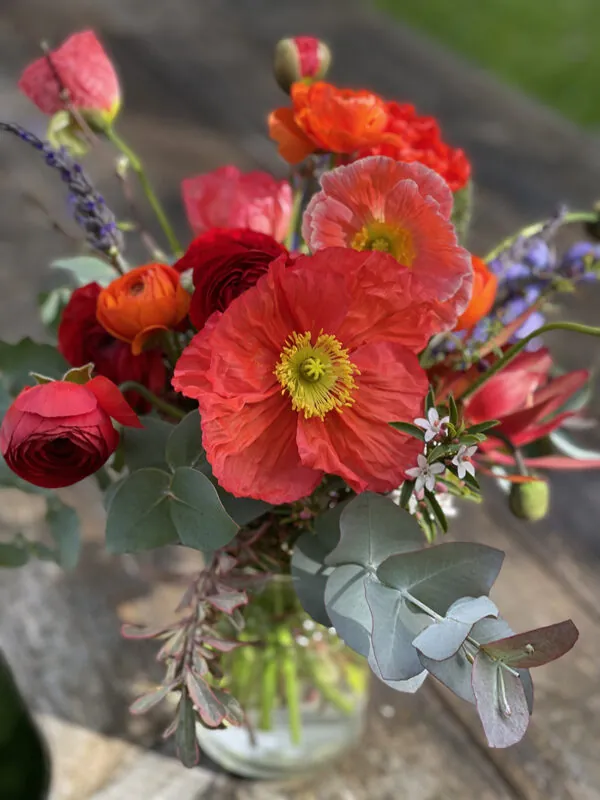 Spring posy in glass vase - Image 8