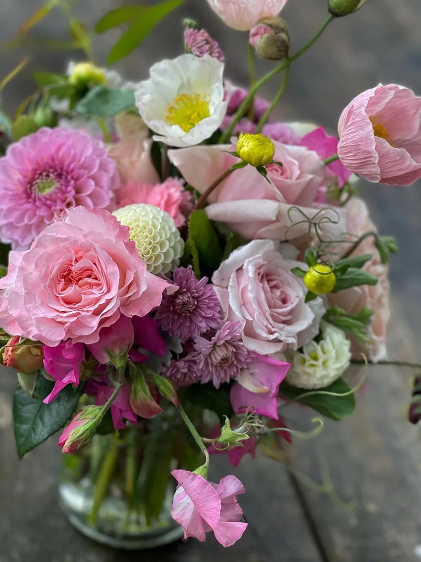 Summer posy in glass vase - Image 6