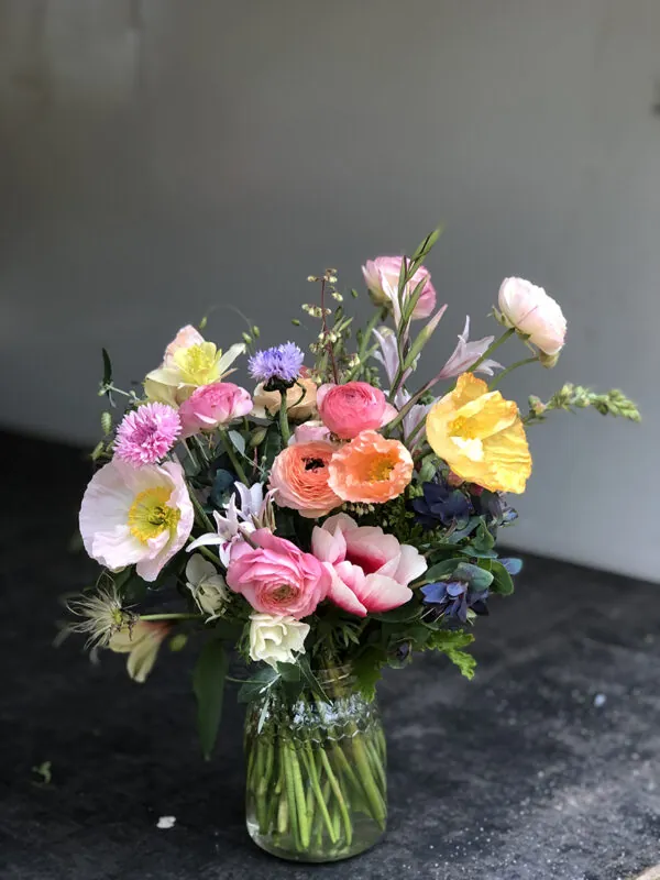 Spring posy in glass vase - Image 10