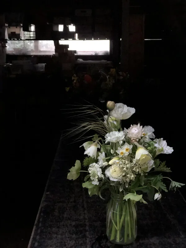 Spring posy in glass vase - Image 11