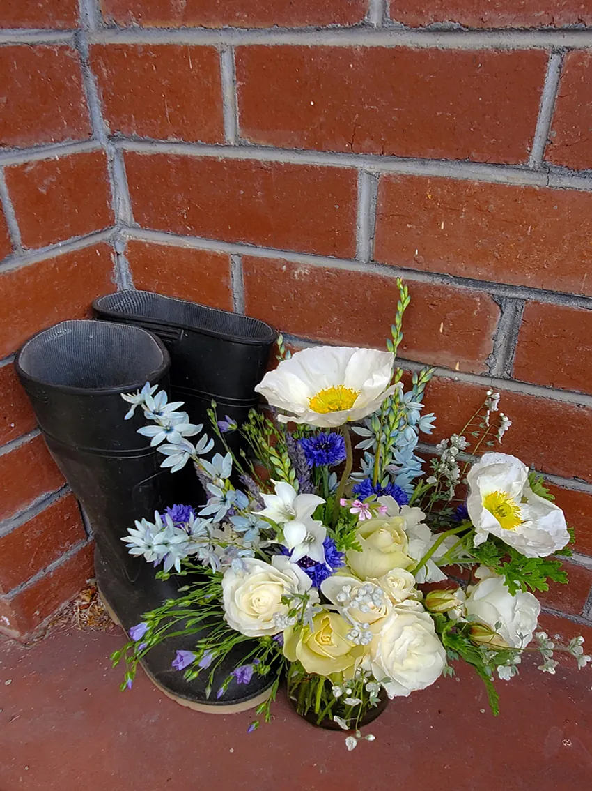 Summer posy in glass vase - Image 13