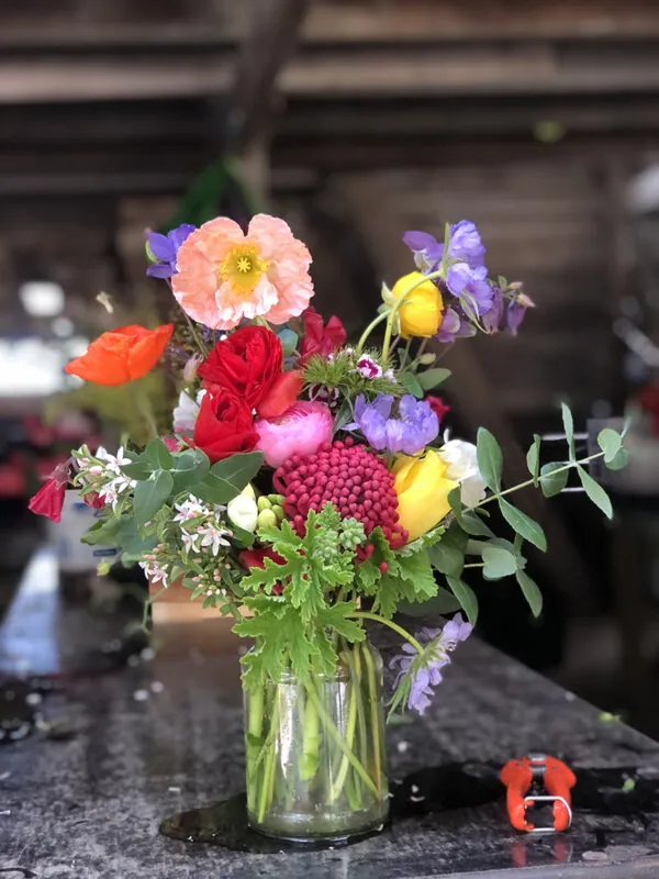 Spring posy in glass vase - Image 12