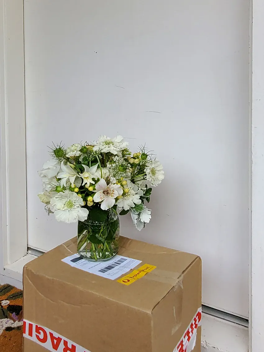 Summer posy in glass vase - Image 12