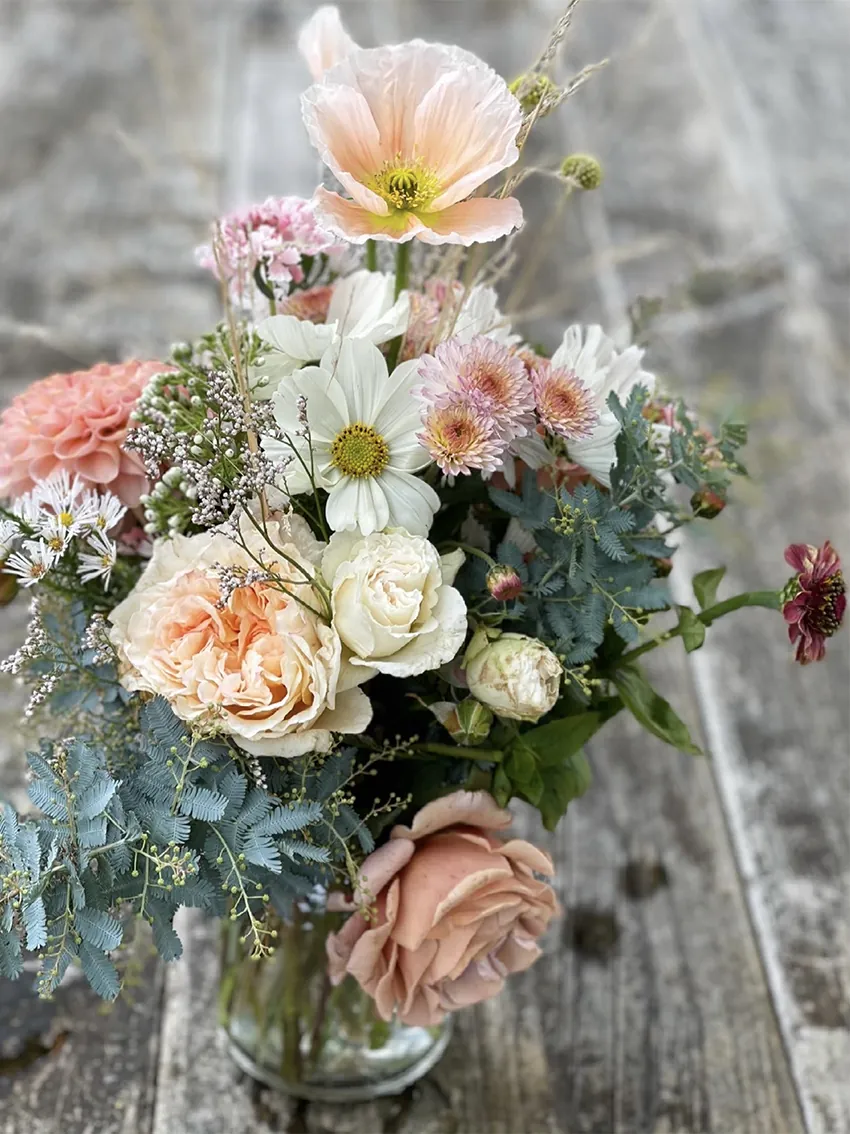 Autumn posy in glass vase - Image 4