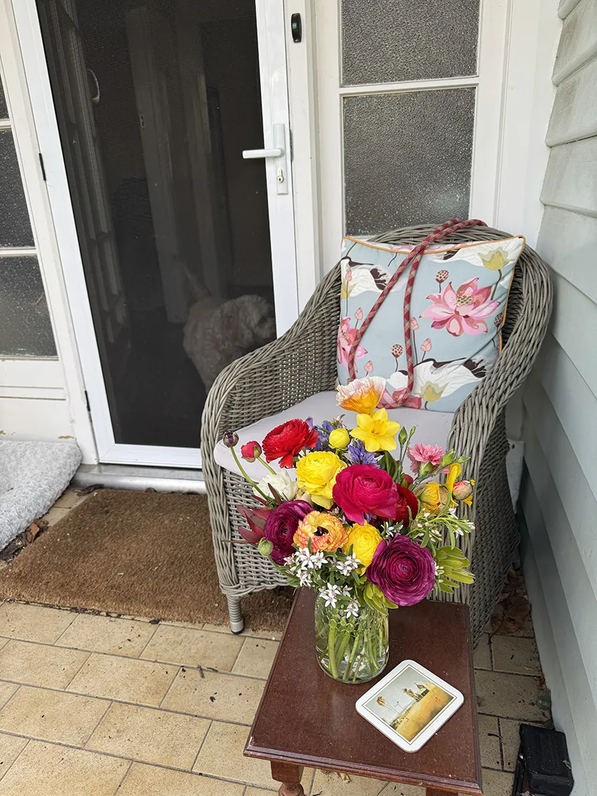 Spring posy in glass vase - Image 6