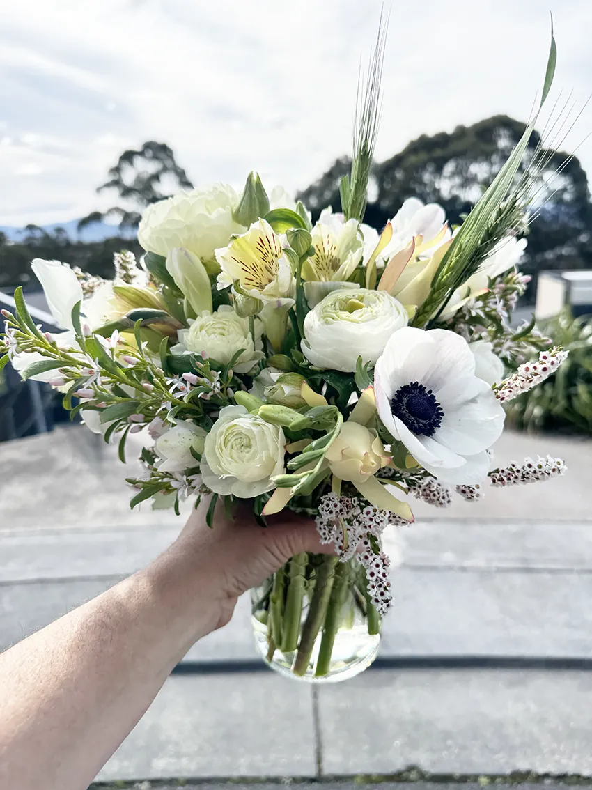 Spring posy in glass vase - Image 9